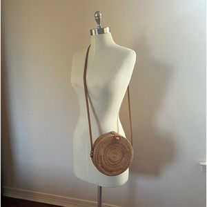 Round woven crossbody